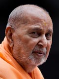  Swamishri bids Jai Swaminarayan to devotees