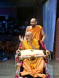  Swamishri arrives in the sabha