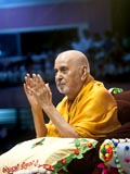  Swamishri bids Jai Swaminarayan to all