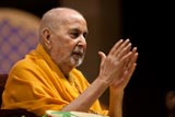  Swamishri bids Jai Swaminarayan to all