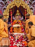  Sadhus honor Swamishri with a garland