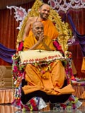  Swamishri bids Jai Swaminarayan to all