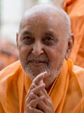  Swamishri bids Jai Swaminarayan to devotees