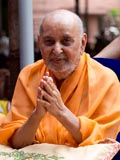  Swamishri bids Jai Swaminarayan to devotees