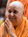  Swamishri bids Jai Swaminarayan to devotees