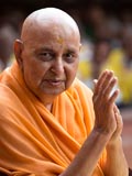  Swamishri bids Jai Swaminarayan to devotees