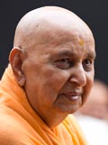  Swamishri bids Jai Swaminarayan to devotees