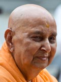 Swamishri bids Jai Swaminarayan to devotees