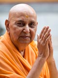  Swamishri bids Jai Swaminarayan to devotees