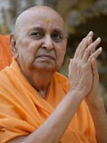  Swamishri bids Jai Swaminarayan to devotees