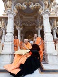  Swamishri bids Jai Swaminarayan to devotees