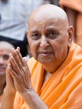  Swamishri bids Jai Swaminarayan to devotees