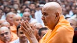  Swamishri bids Jai Swaminarayan to devotees