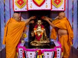 Sadhus perform abhishek of Bhagwan Swaminarayan 