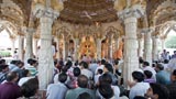  Devotees doing darshan of the shangar arti