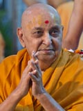  Swamishri bids Jai Swaminarayan to devotees