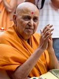  Swamishri bids Jai Swaminarayan to devotees