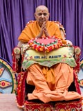  Swamishri bids Jai Swaminarayan to devotees