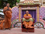  Pujya Ishwarcharan Swami prays to Bhagwan Swaminarayan and Pramukh Swami Maharaj on behalf of all devotees