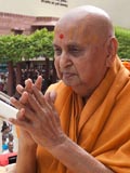  Swamishri bids Jai Swaminarayan to devotees