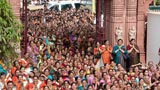  Devotees doing darshan of Swamishri