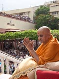  Swamishri bids Jai Swaminarayan to devotees