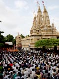  Swamishri bids Jai Swaminarayan to devotees