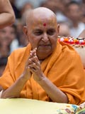  Swamishri bids Jai Swaminarayan to devotees