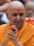 Swamishri bids Jai Swaminarayan to devotees