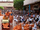  Devotees doing darshan of Swamishri