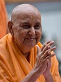  Swamishri bids Jai Swaminarayan to devotees