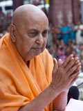  Swamishri bids Jai Swaminarayan to devotees