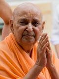  Swamishri bids Jai Swaminarayan to devotees