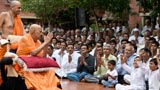  Devotees doing darshan of Swamishri