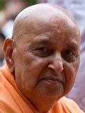  Swamishri bids Jai Swaminarayan to devotees