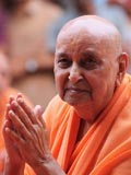  Swamishri bids Jai Swaminarayan to devotees