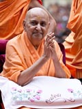  Swamishri bids Jai Swaminarayan to devotees