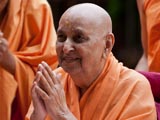  Swamishri bids Jai Swaminarayan to devotees