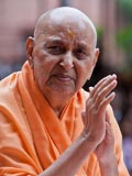  Swamishri bids Jai Swaminarayan to devotees