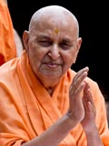  Swamishri bids Jai Swaminarayan to devotees