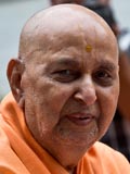  Swamishri bids Jai Swaminarayan to devotees