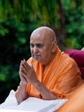  Swamishri bids Jai Swaminarayan to devotees