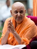  Swamishri bids Jai Swaminarayan to devotees