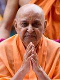 Swamishri bids Jai Swaminarayan to devotees