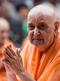  Swamishri bids Jai Swaminarayan to devotees