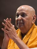  Swamishri bids Jai Swaminarayan to all