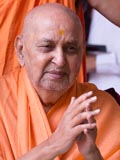  Swamishri bids Jai Swaminarayan to devotees