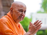  Swamishri bids Jai Swaminarayan to devotees