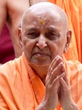  Swamishri bids Jai Swaminarayan to devotees