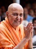  Swamishri bids Jai Swaminarayan to devotees